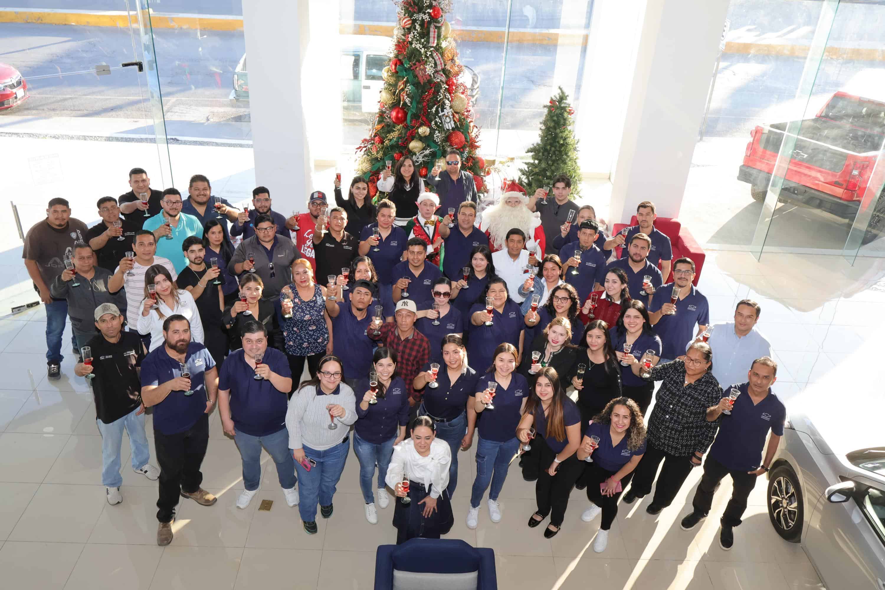 Grupo KAMAR celebra la unidad familiar con canastas navide&ntilde;as