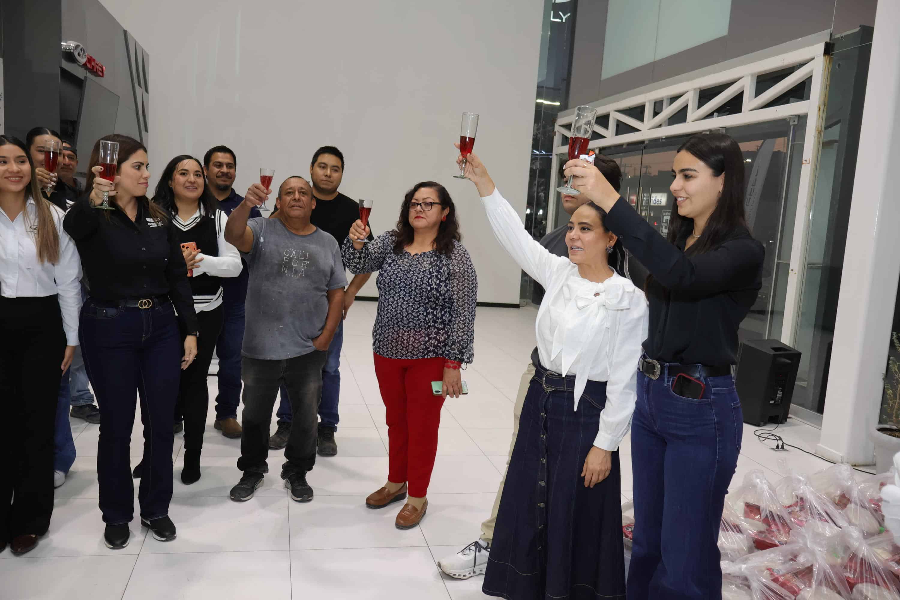 Grupo KAMAR celebra la unidad familiar con canastas navide&ntilde;as