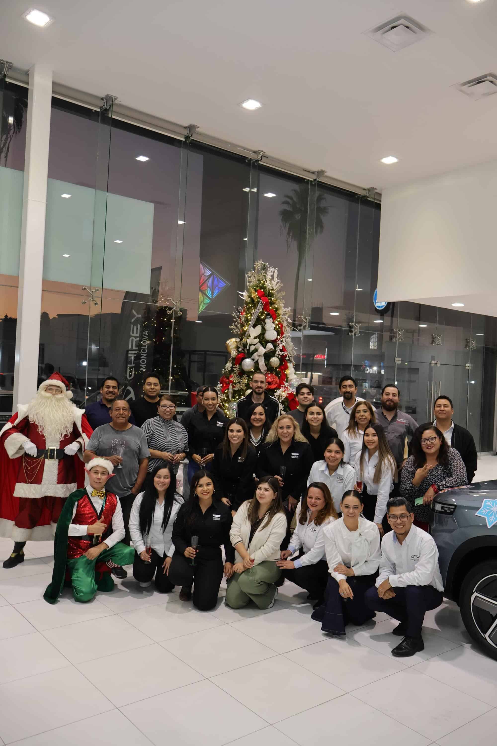Grupo KAMAR celebra la unidad familiar con canastas navide&ntilde;as