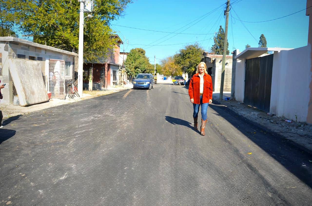 Laura Jim&eacute;nez Guti&eacute;rrez supervisa pavimentaci&oacute;n en Muzquiz: mejora la calle &Aacute;lamos