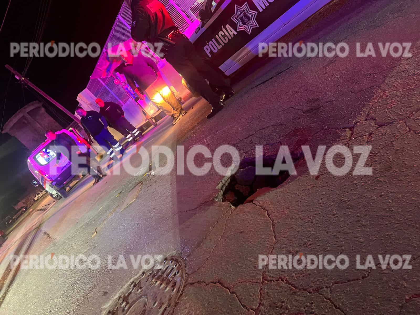 Motocicleta de Dany Donuts se accidenta en Monclova por un bache