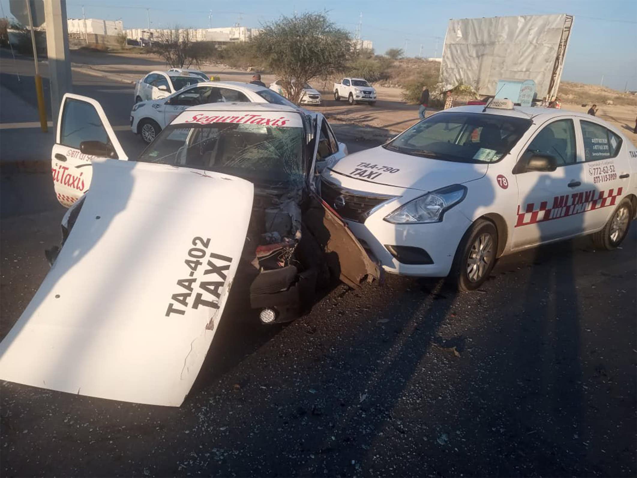 Choque m&uacute;ltiple entre autom&oacute;vil y taxis deja personas lesionadas en Acu&ntilde;a