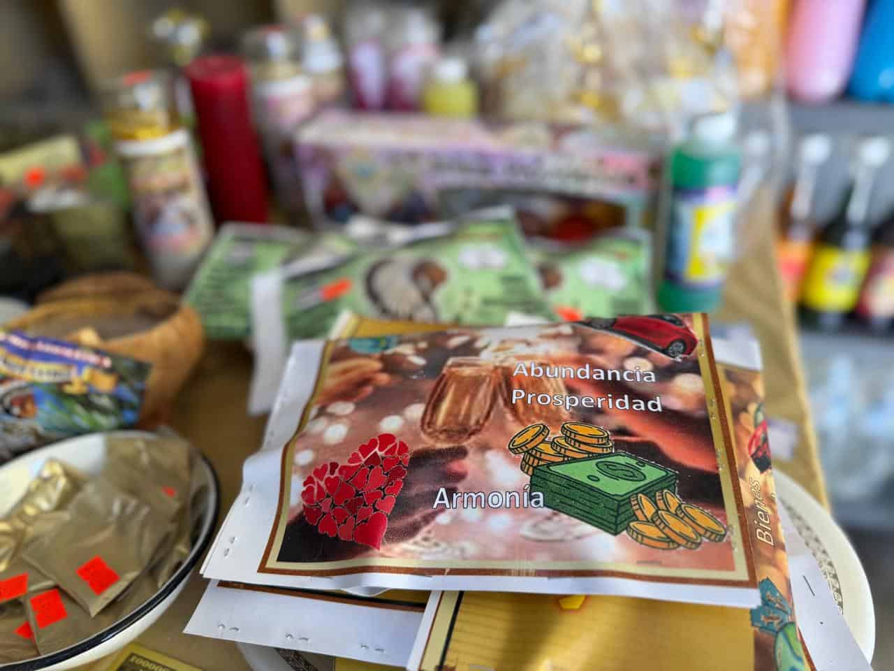 Polvo de oro y amuletos: la esperanza se vende en el Centro de Monclova