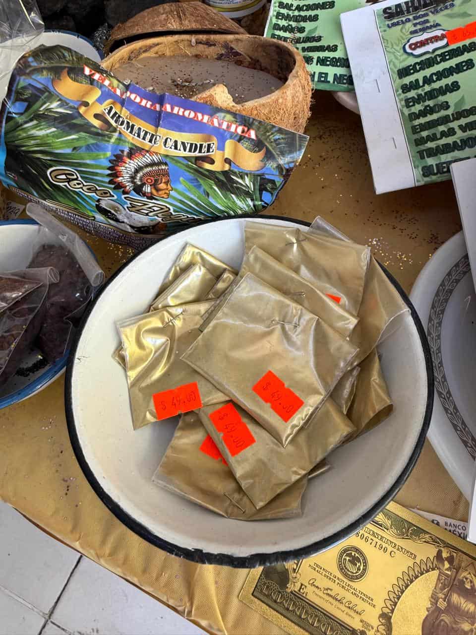 Polvo de oro y amuletos: la esperanza se vende en el Centro de Monclova