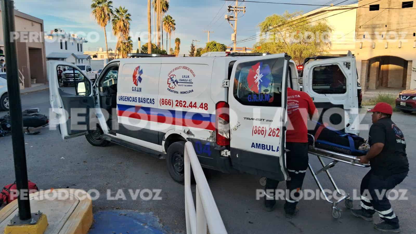 Lesionados en Monclova tras choque de motocicleta y auto