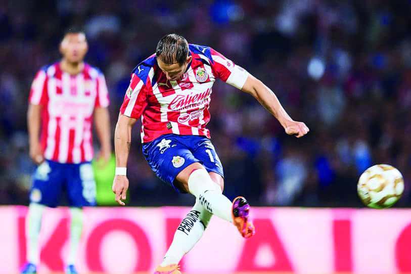 Javier Hern&aacute;ndez se enfrenta a cr&iacute;ticas tras fallar penal en Chivas