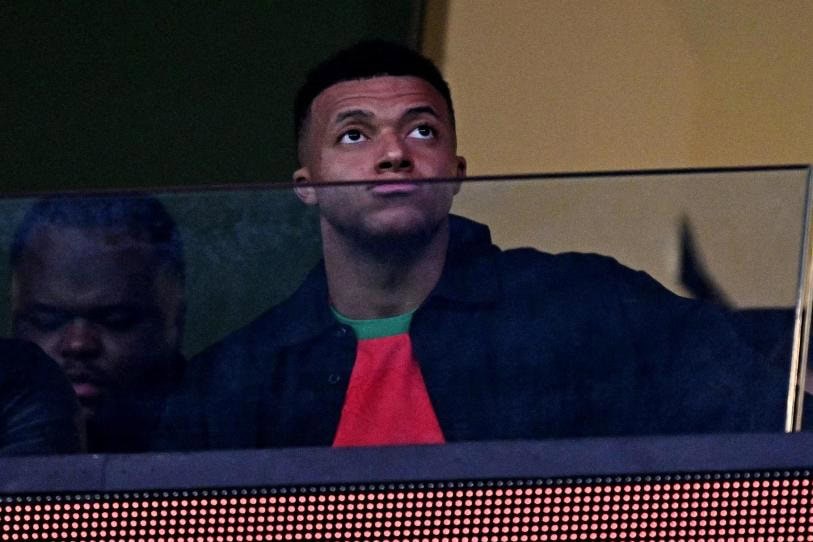 Kylian Mbapp&eacute; apoya a Achraf Hakimi en la Copa Africana de Naciones