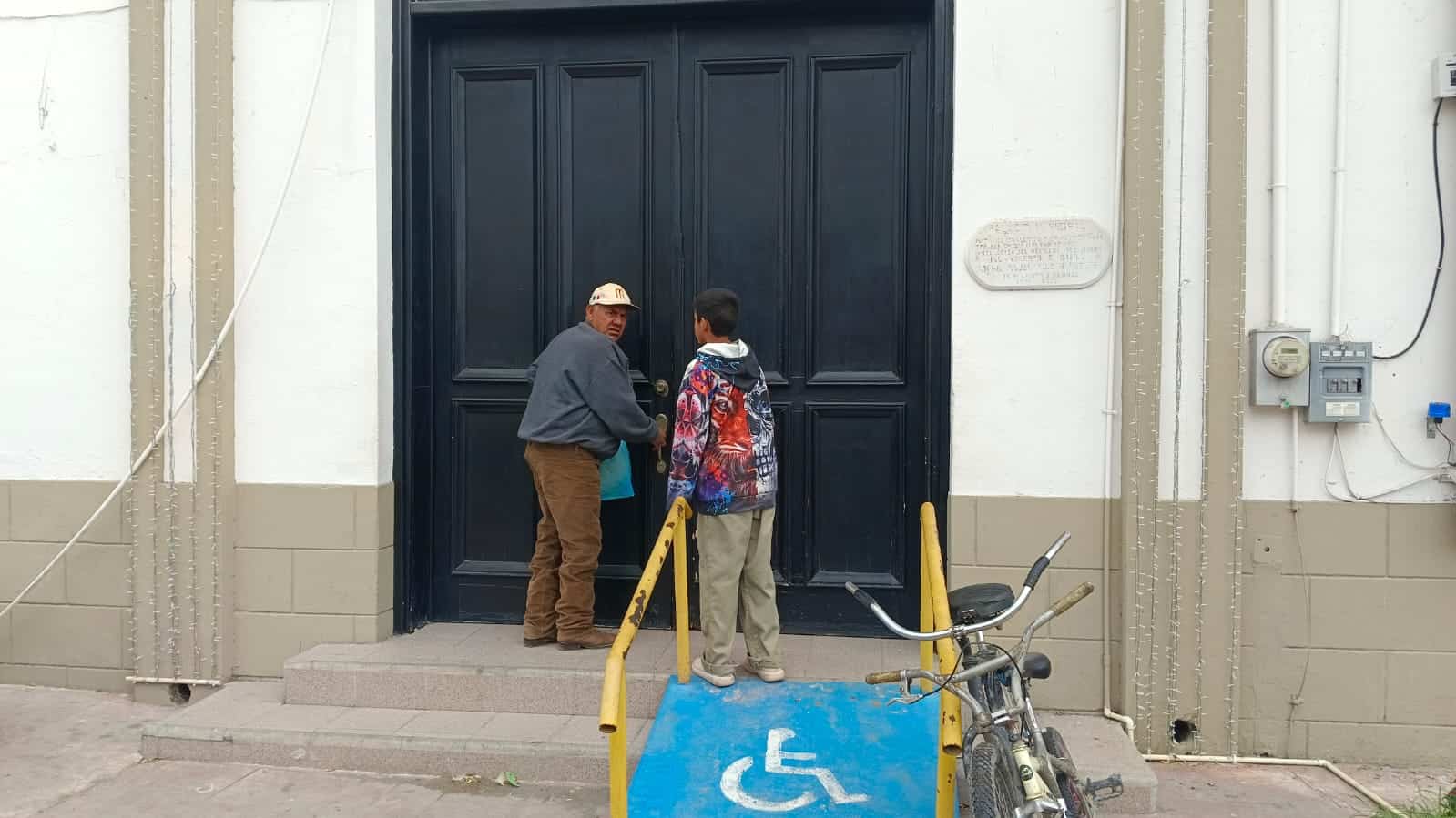 Sabinas: Alejandro Torres denuncia cierre de oficina para CURP