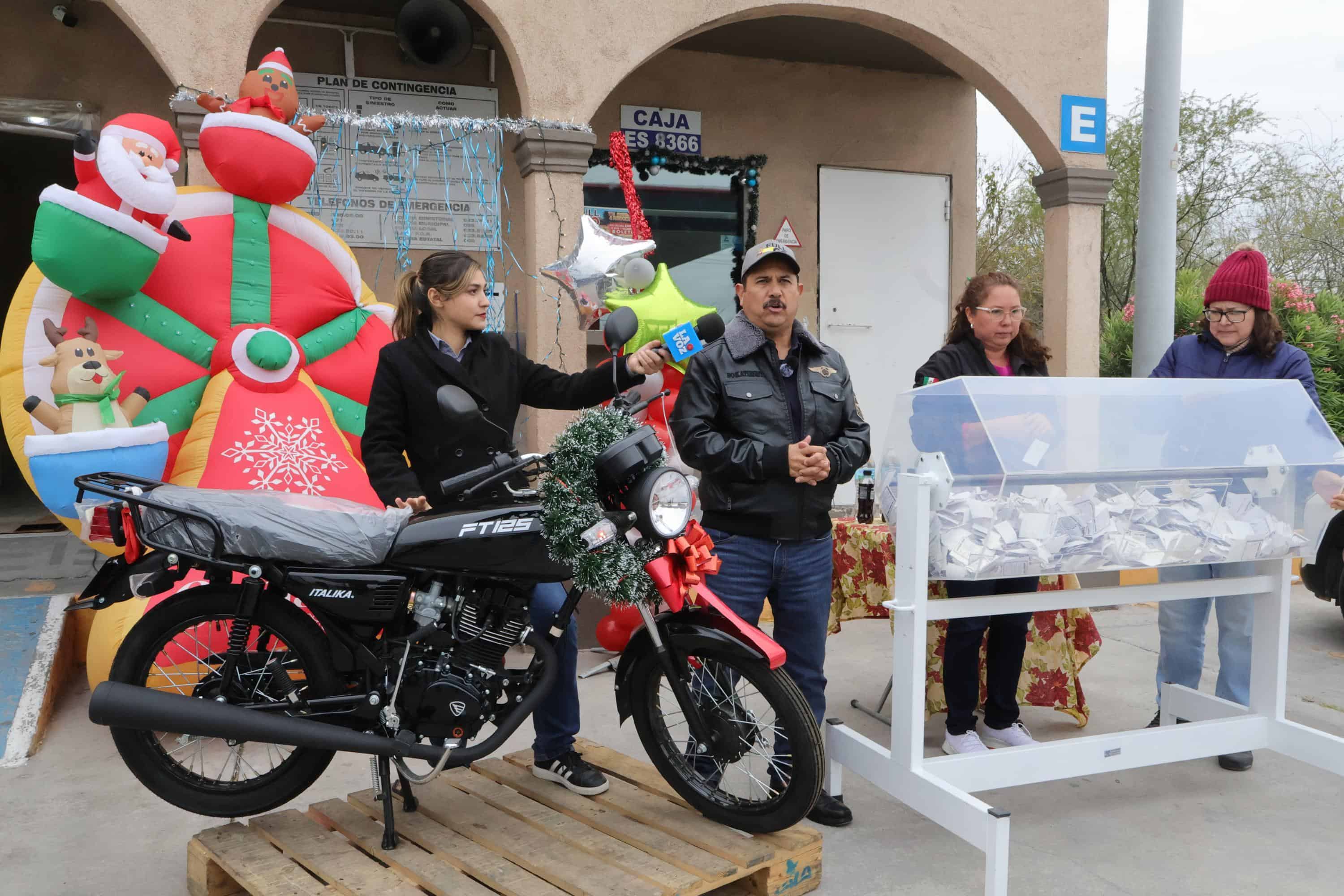 Ganadores de la rifa de motocicletas en Full &acute;N Go Madero