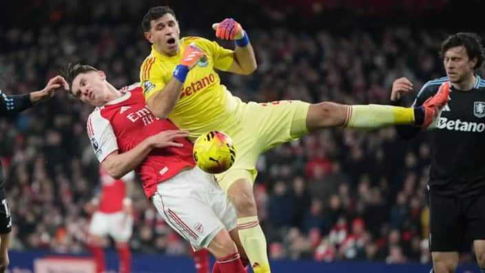Emiliano Mart&iacute;nez comete error y Aston Villa pierde ante Arsenal