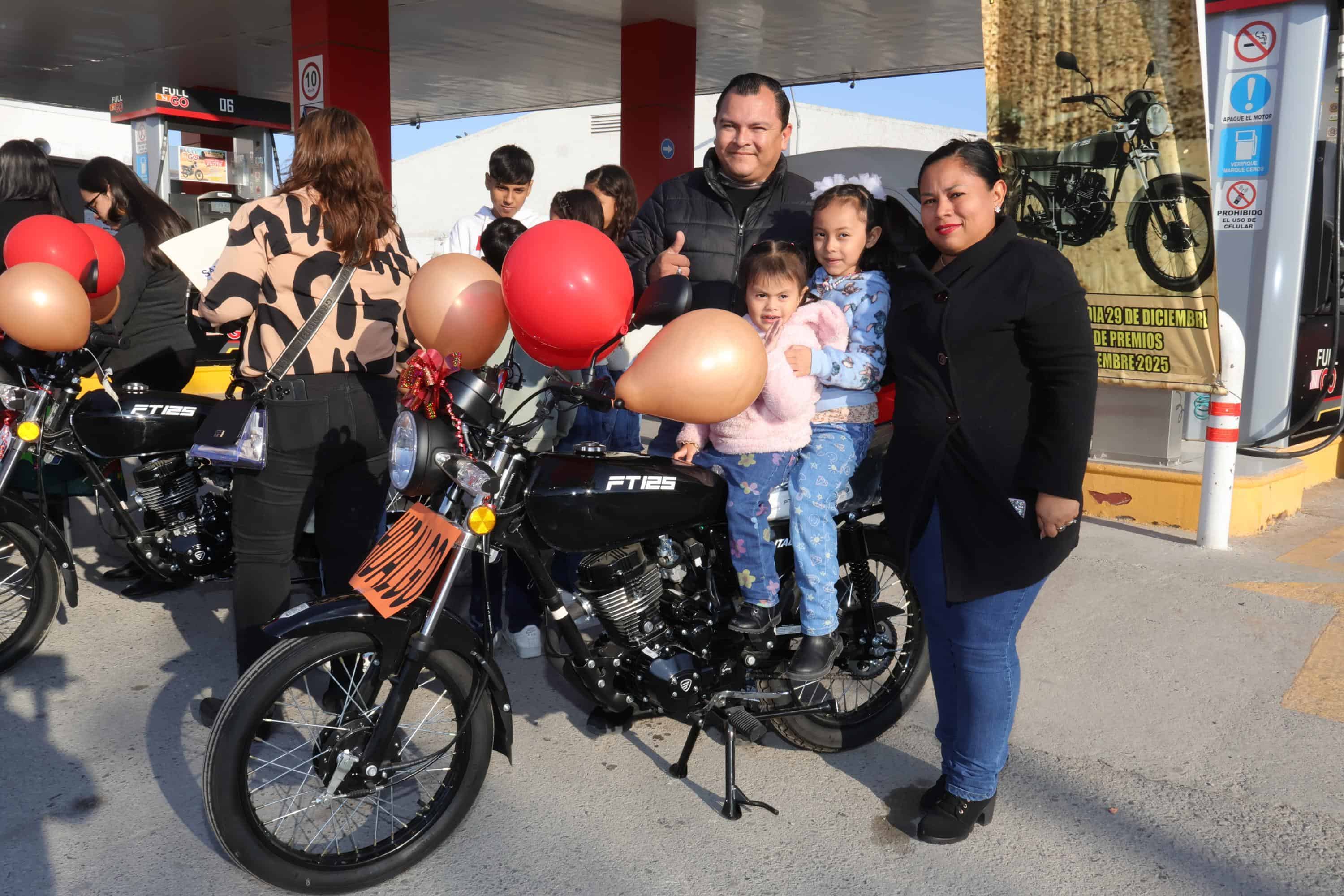 Ganadores del sorteo de Gasolineras Full N Go celebran en Madero