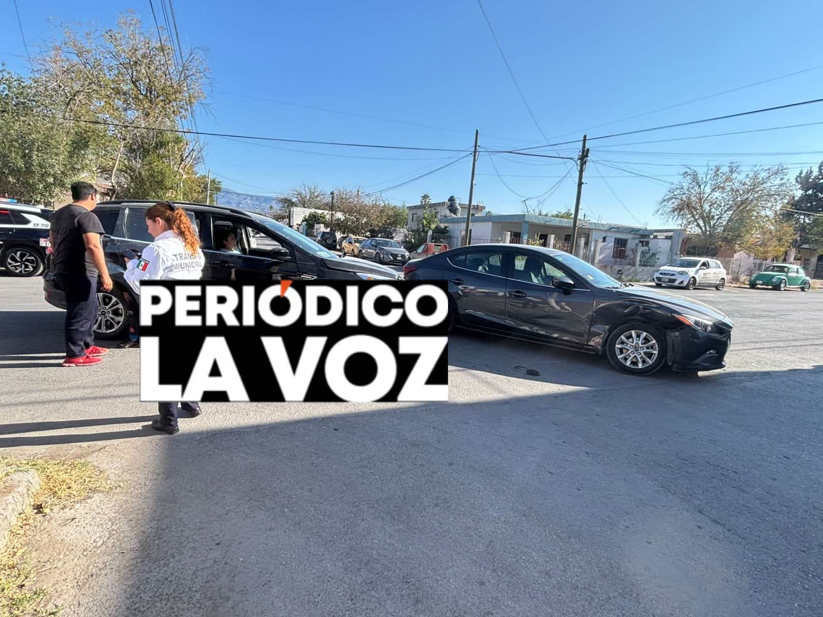 Colisi&oacute;n en Los Pinos: mujer distra&iacute;da causa accidente en Monclova