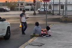 Joven de Monclova reparte cenas y regalos a quienes más lo necesitan