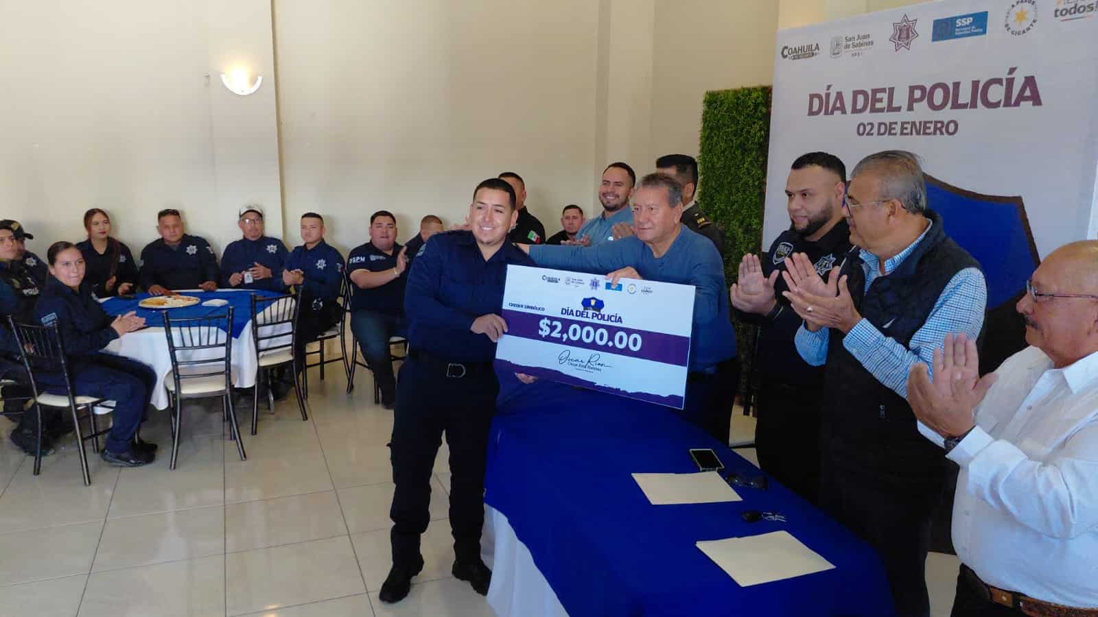 &Oacute;scar R&iacute;os Ram&iacute;rez reconoce a polic&iacute;as en San Juan de Sabinas: entrega bonos y uniformes
