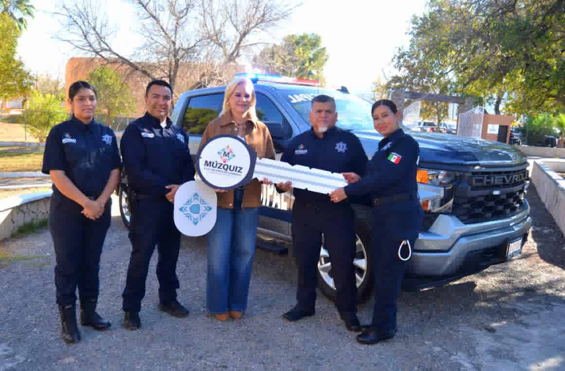 M&uacute;zquiz celebra el D&iacute;a del Polic&iacute;a con entrega de patrullas y uniformes