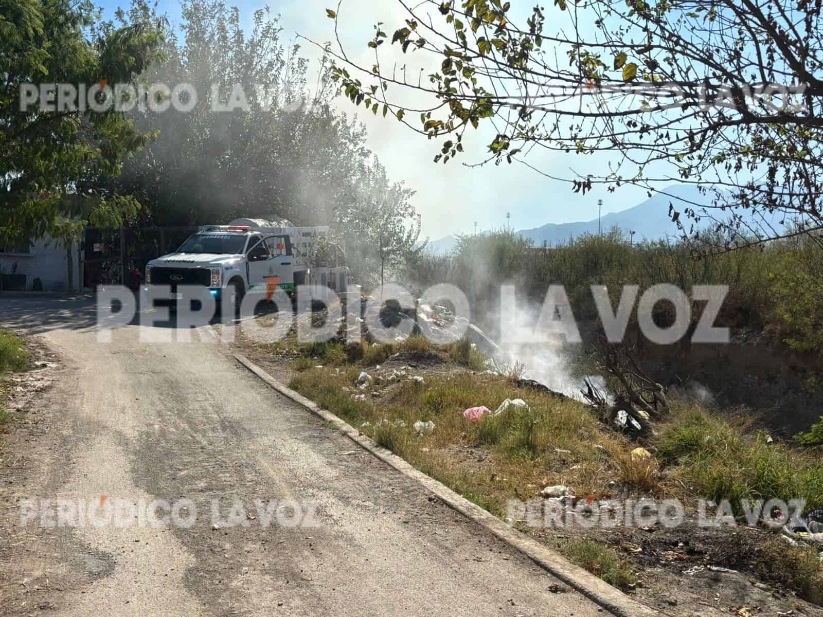 Bomberos controlan incendio de maleza en AHMSA, Monclova