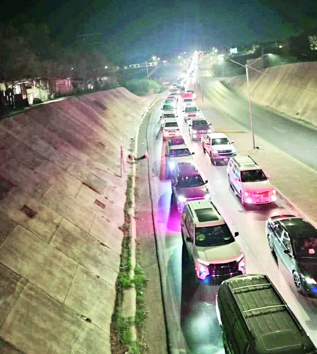 Paisanos saturan cruce en Piedras Negras: m&aacute;s de cinco horas de espera