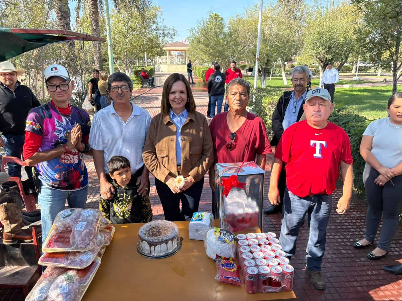 Frontera: Alcaldesa Sara P&eacute;rez Cant&uacute; reconoce a boleros en su d&iacute;a