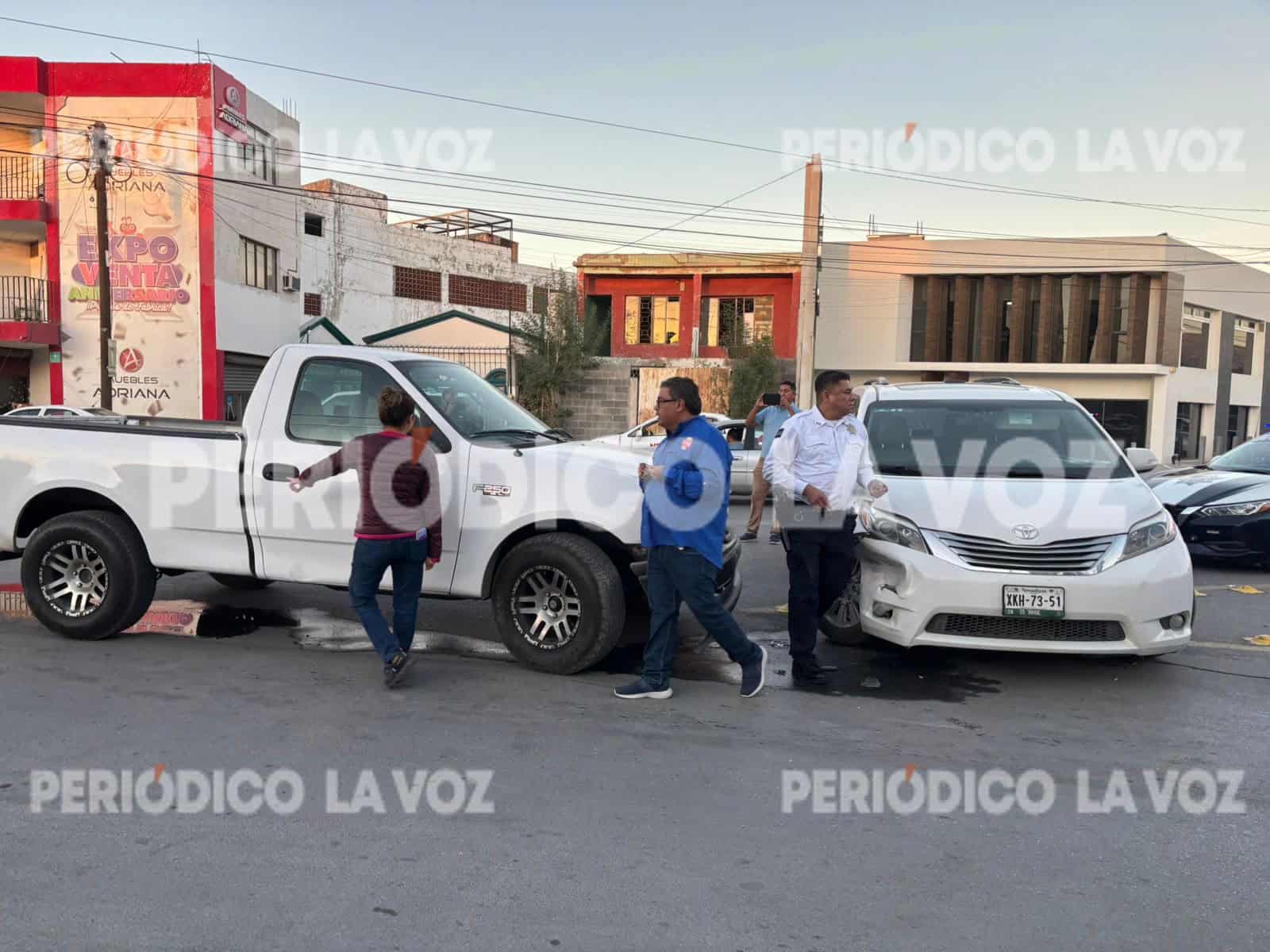 Choque en cruce Ju&aacute;rez y Mina de Monclova genera caos vehicular