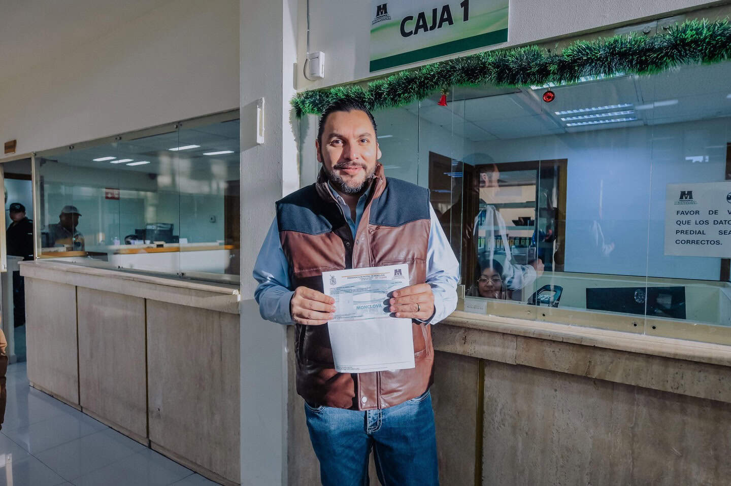 Carlos Villarreal paga su impuesto predial en Monclova y promueve cumplimiento