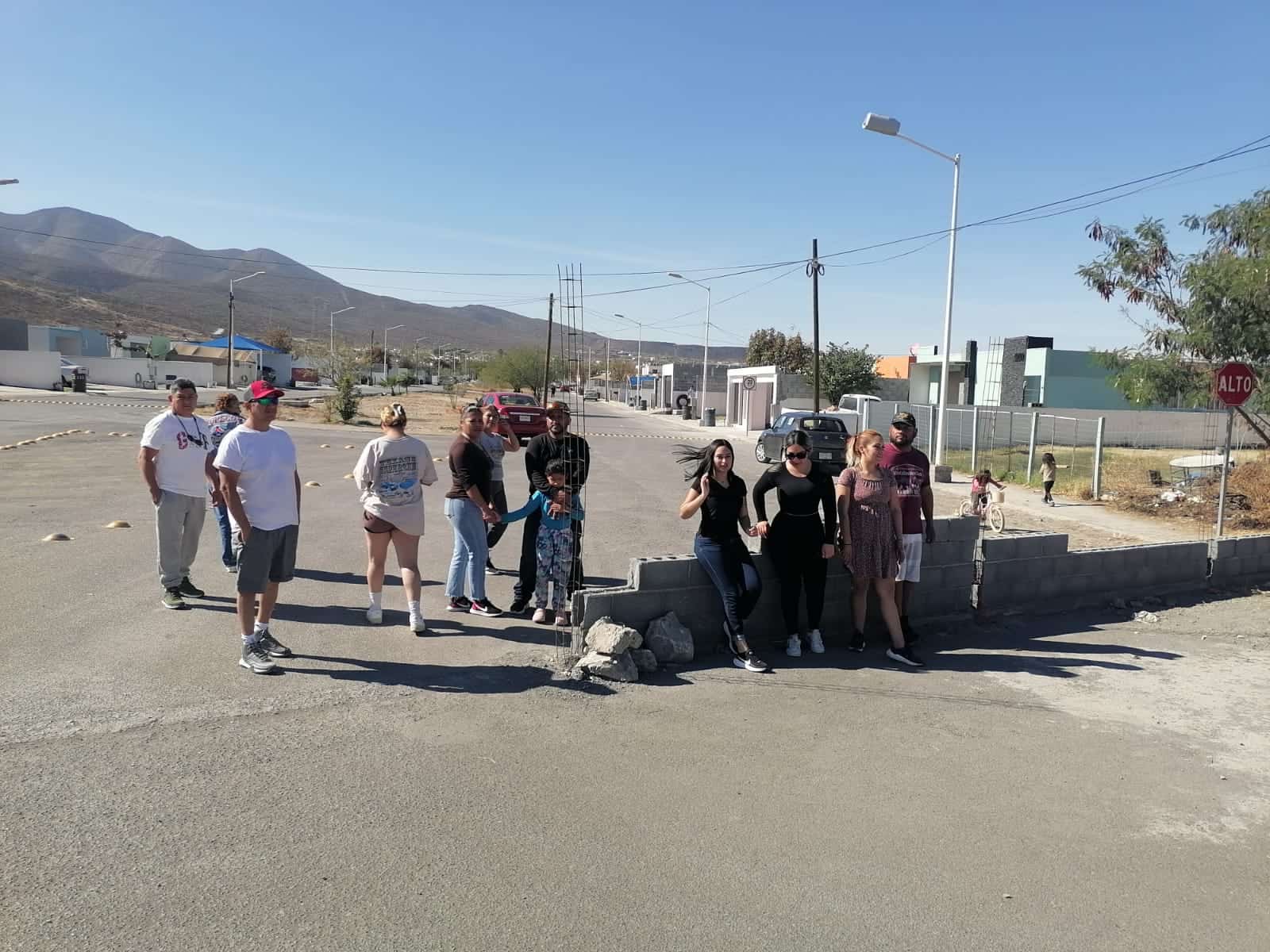 Vecinos del fraccionamiento F&eacute;nix protestan por muros de contenci&oacute;n