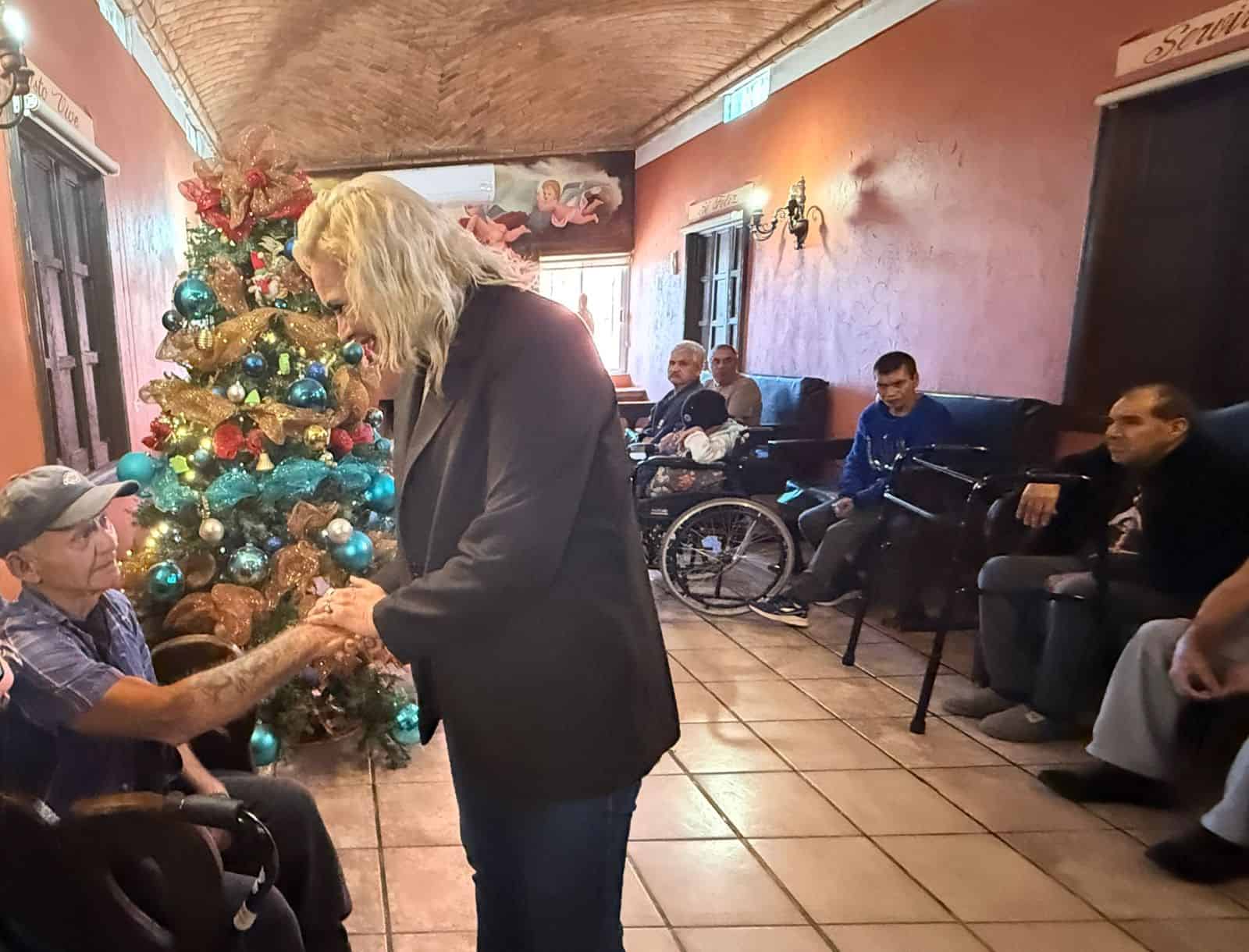 Laura Jim&eacute;nez celebra el D&iacute;a de Reyes con abuelitos en M&uacute;zquiz