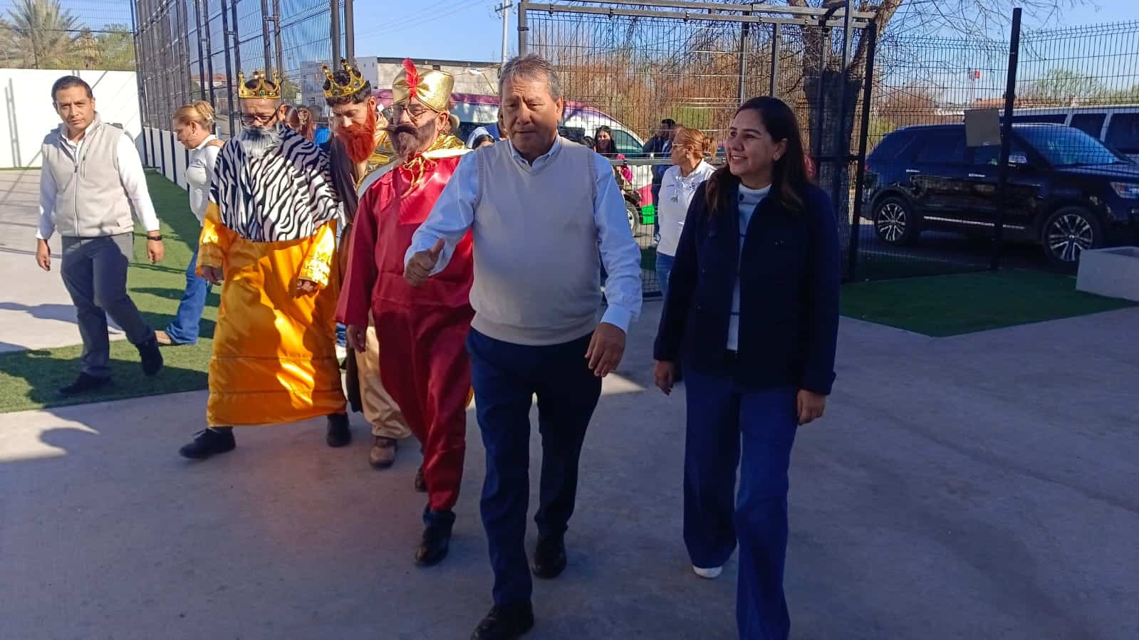 ALCALDE Y PRESIDENTA DE DIF MUNICIPAL COMPARTEN ROSCA DE REYES CON NI&Ntilde;OS DE CASA HOGAR