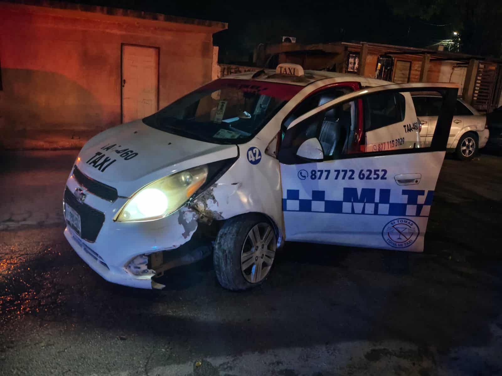 Taxista Jos&eacute; se impacta contra luminaria en Ciudad Acu&ntilde;a