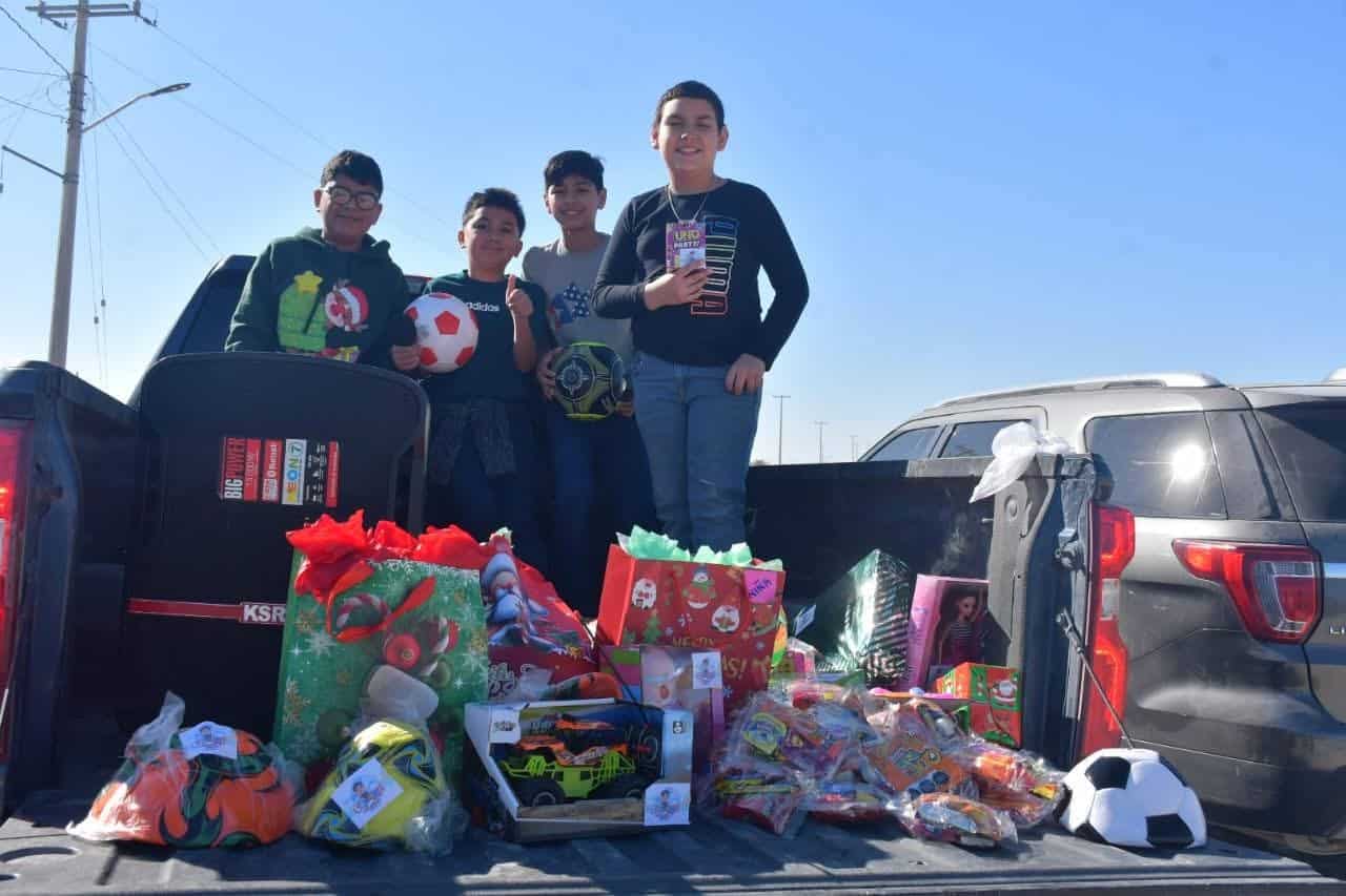 Ni&ntilde;os del Cabildo Infantil 2025 entregan juguetes en Nava