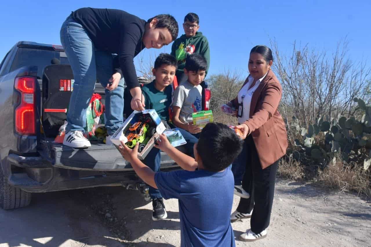 Ni&ntilde;os del Cabildo Infantil 2025 entregan juguetes en Nava