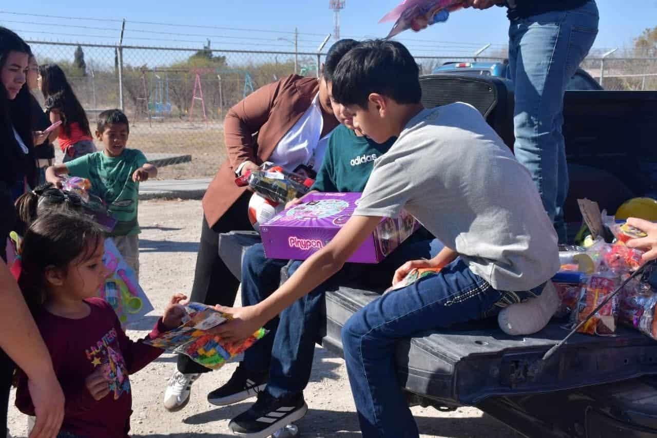 Ni&ntilde;os del Cabildo Infantil 2025 entregan juguetes en Nava