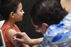 Donald Trump firma orden ejecutiva que prohíbe vacunas infantiles