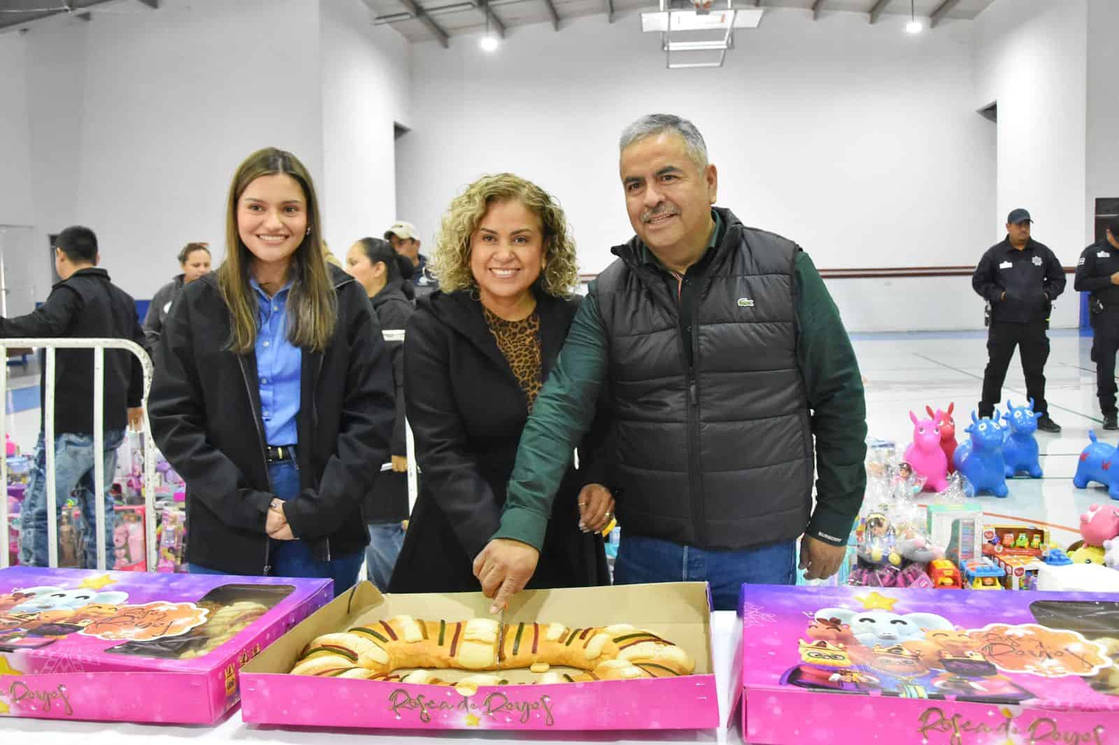 V&iacute;ctor Leija celebra el D&iacute;a de Reyes en Cuatro Ci&eacute;negas con cientos de familias