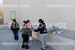 Socorristas de Monclova entregan alimento a familiares de pacientes
