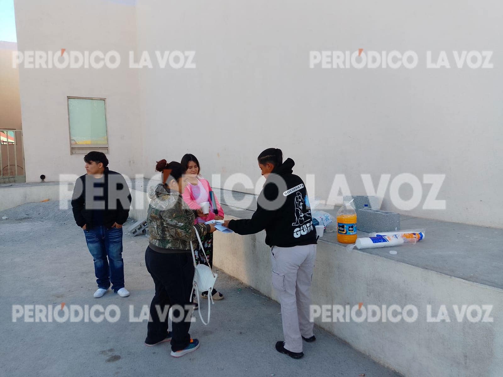 Socorristas de Monclova entregan alimento a familiares de pacientes