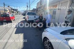 Choque entre camioneta y motocicleta en Monclova deja daños