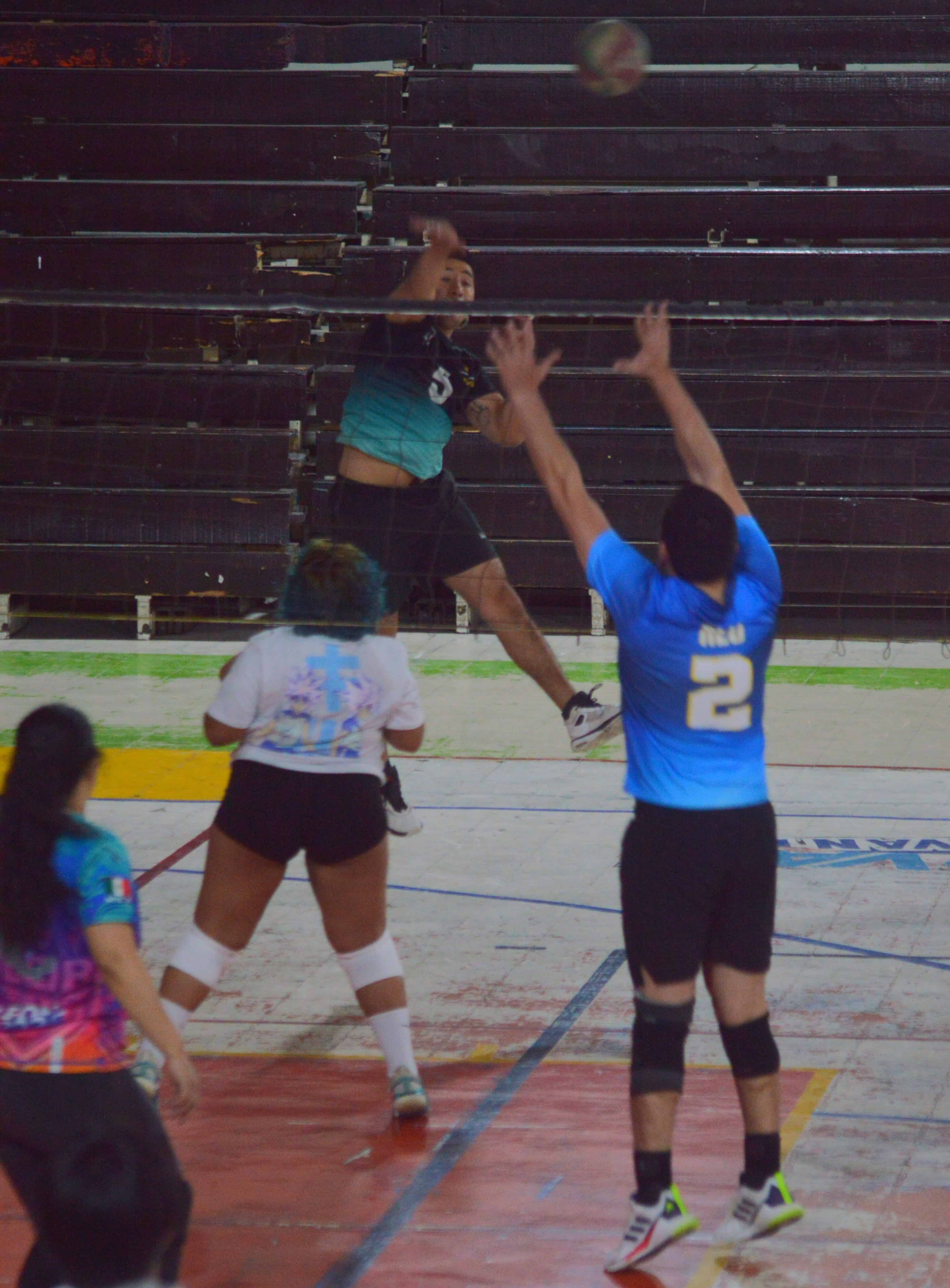 Los Plasencia superan a Paketaxo en re&ntilde;ido encuentro de voleibol