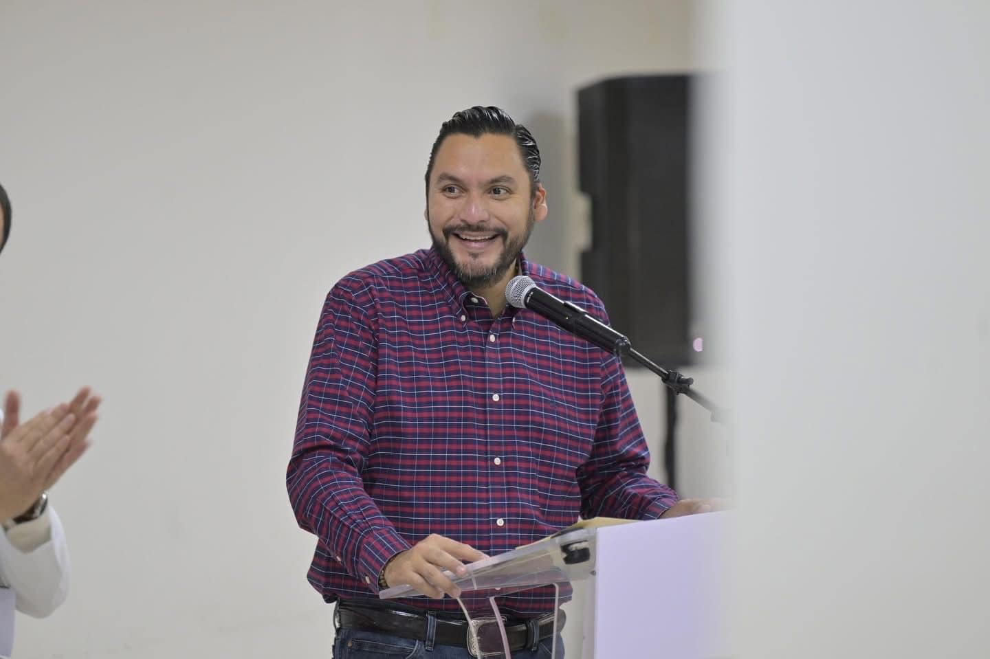 Carlos Villarreal reconoce a enfermeros en Monclova por su dedicaci&oacute;n