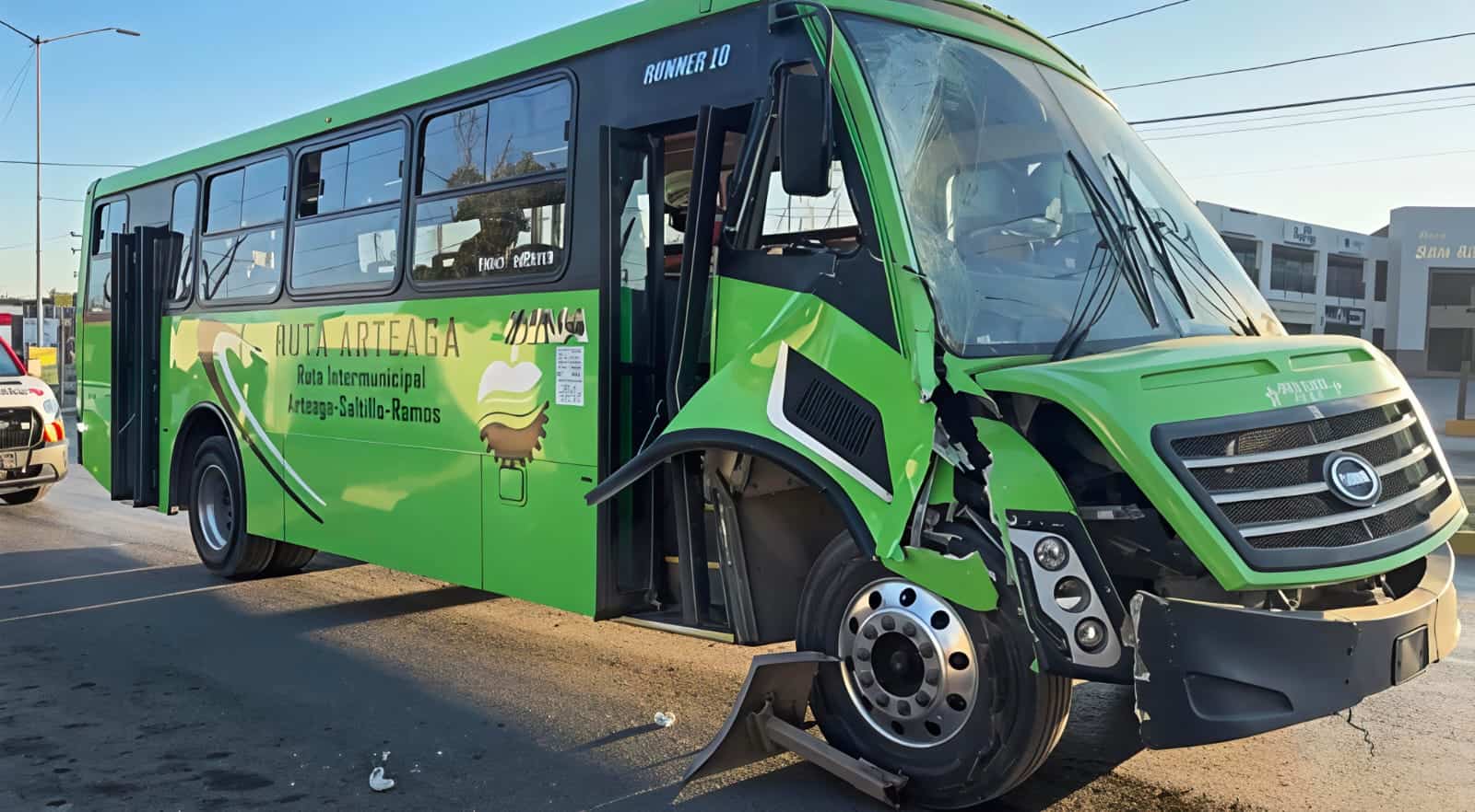 Accidente en Saltillo: autob&uacute;s colisiona con tr&aacute;iler en bulevar Isidro L&oacute;pez Zertuche