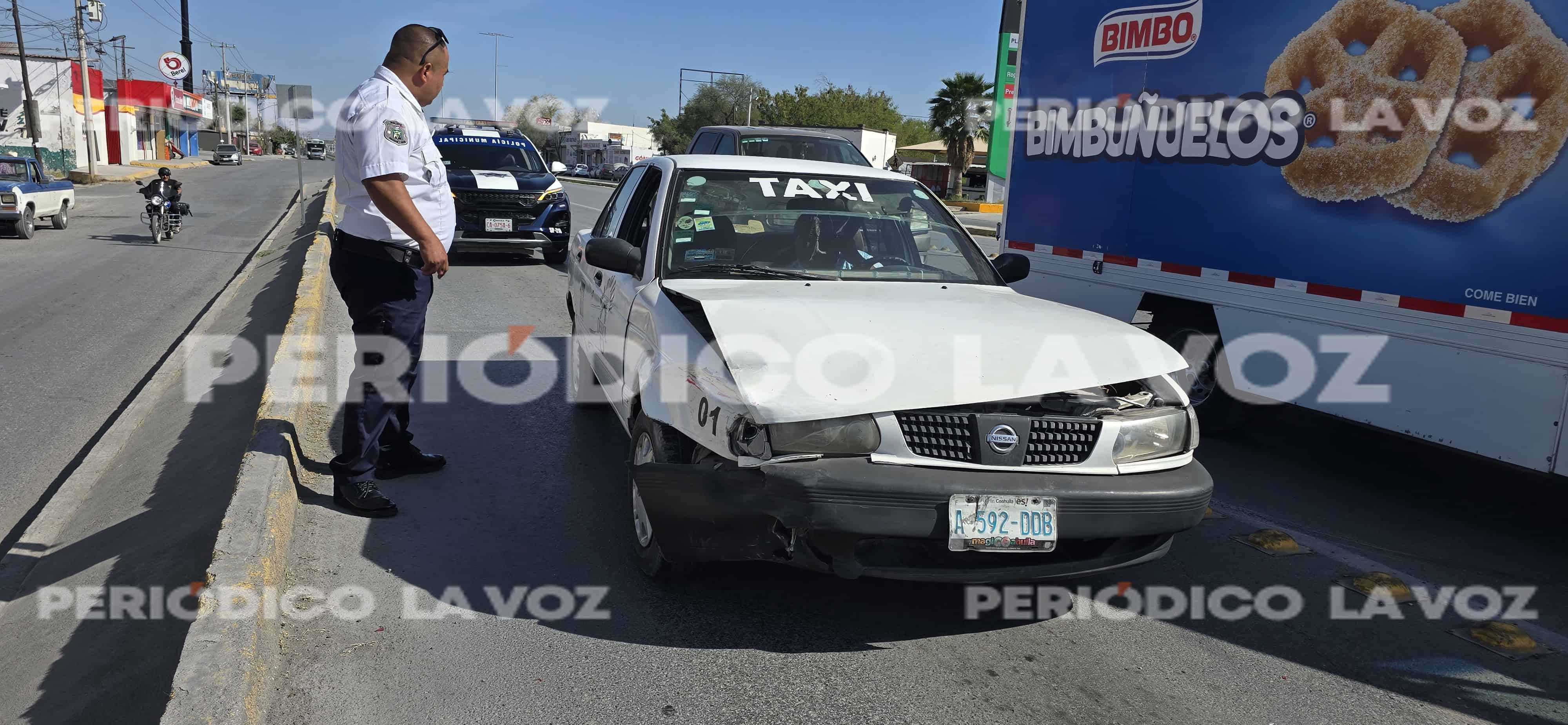Choque en bulevar San Jos&eacute;: taxi y Honda colisionan, Mujer lesionada