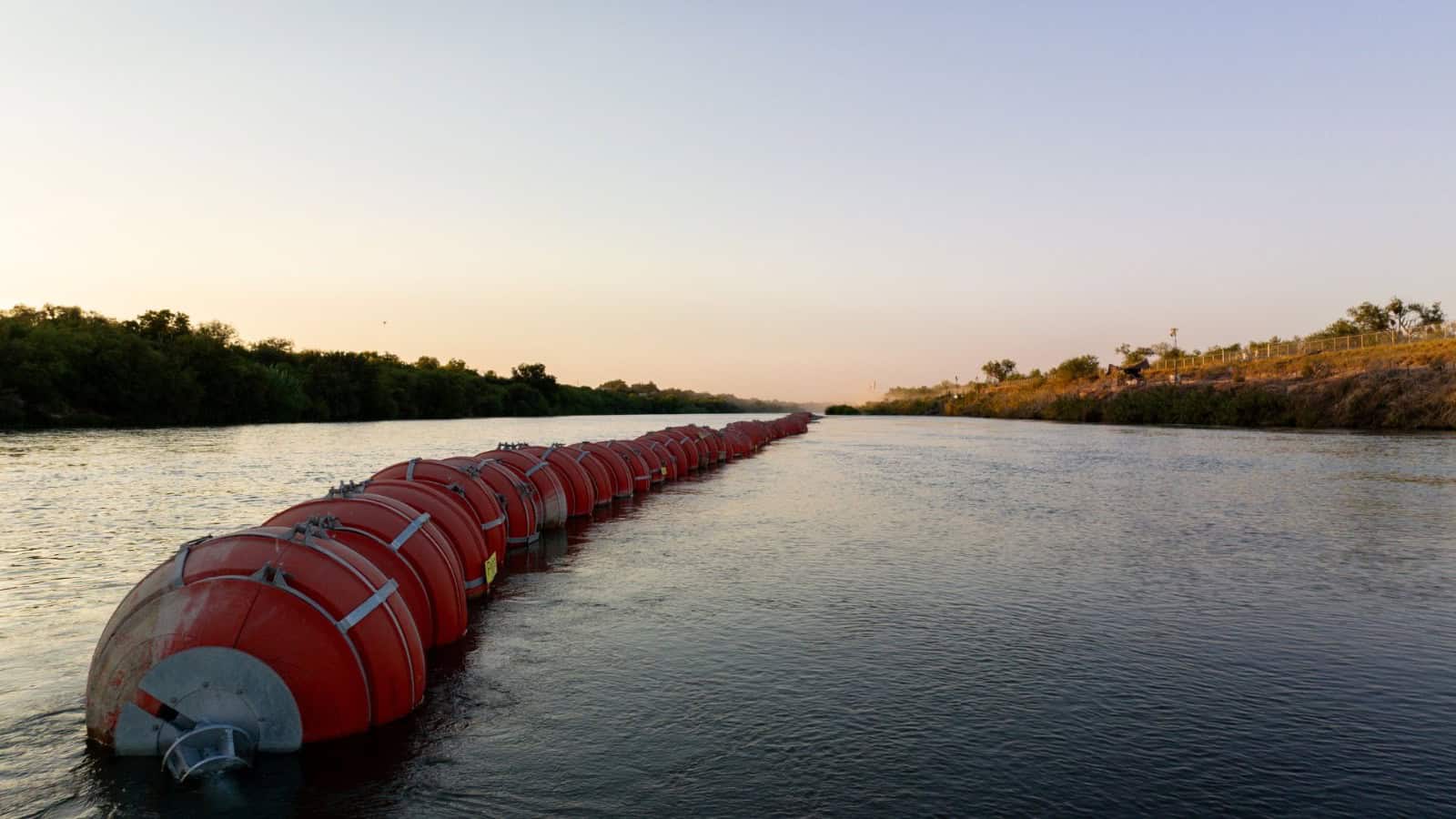 Estados Unidos ampliará muro flotante en frontera con México
