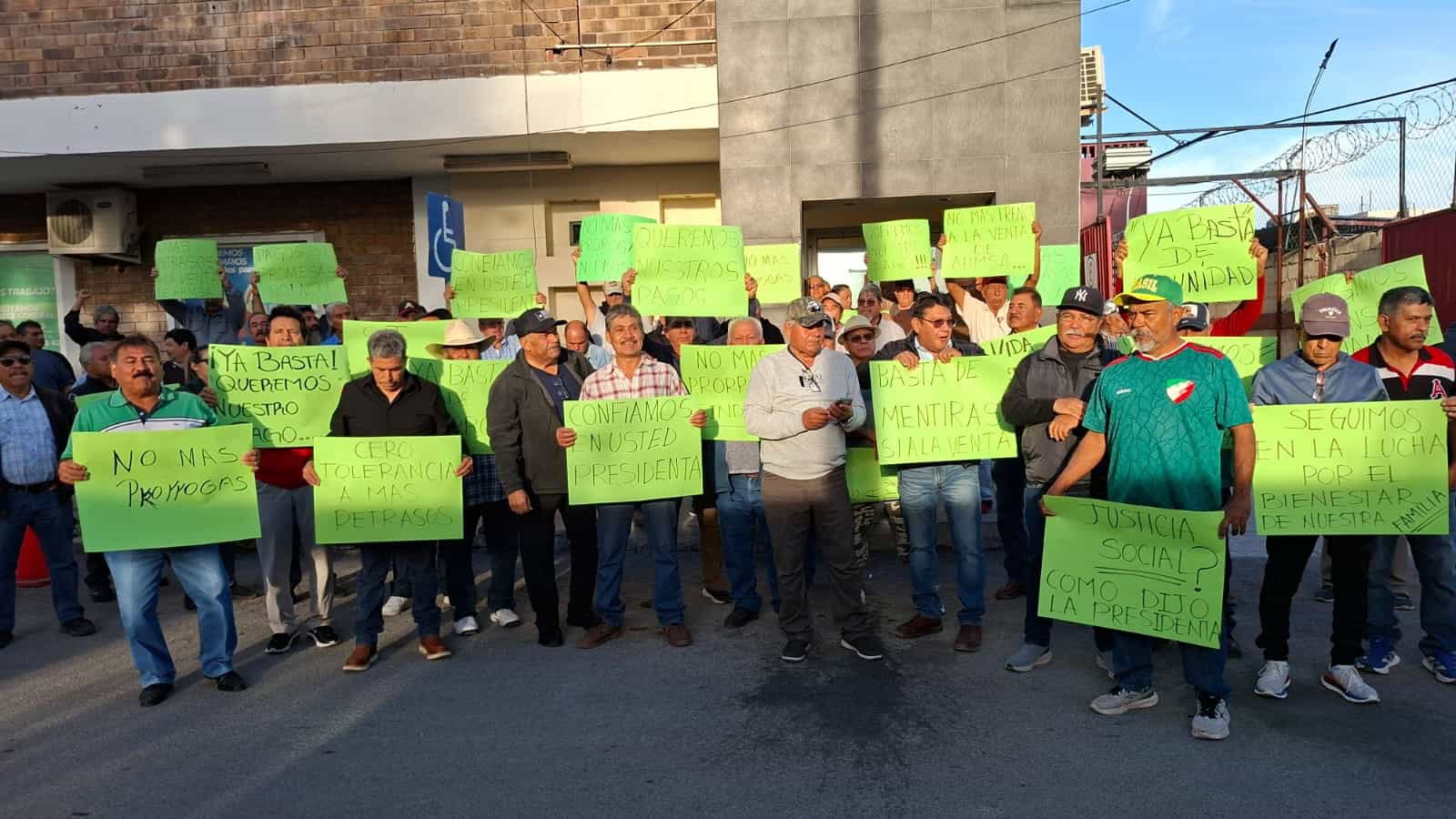 Exobreros de AHMSA cierran Juzgado en Monclova por falta de justicia