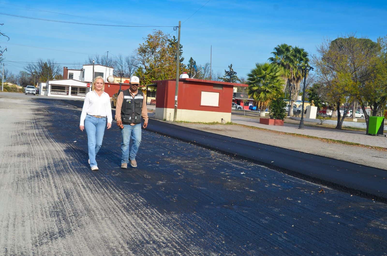 Laura Jim&eacute;nez Guti&eacute;rrez supervisa recarpeteo en M&uacute;zquiz