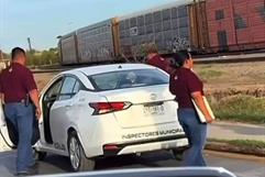 Inspectores municipales acorralan a vendedores ambulantes en la Ruta Fiscal