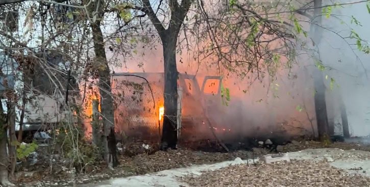 Incendio consume dos camionetas en Nava: Bomberos controlan el fuego
