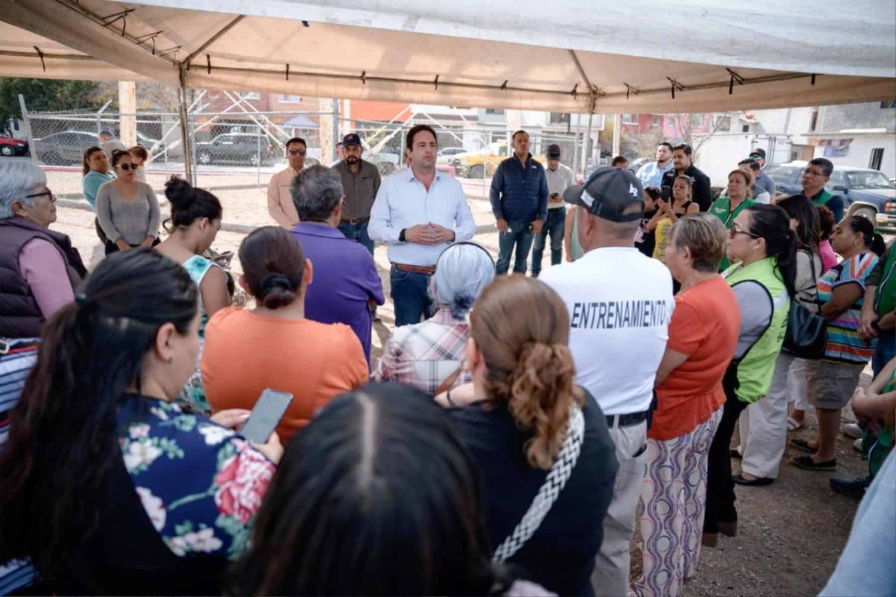 Alcalde Javier D&iacute;az atiende peticiones de vecinos en Santa Cristina