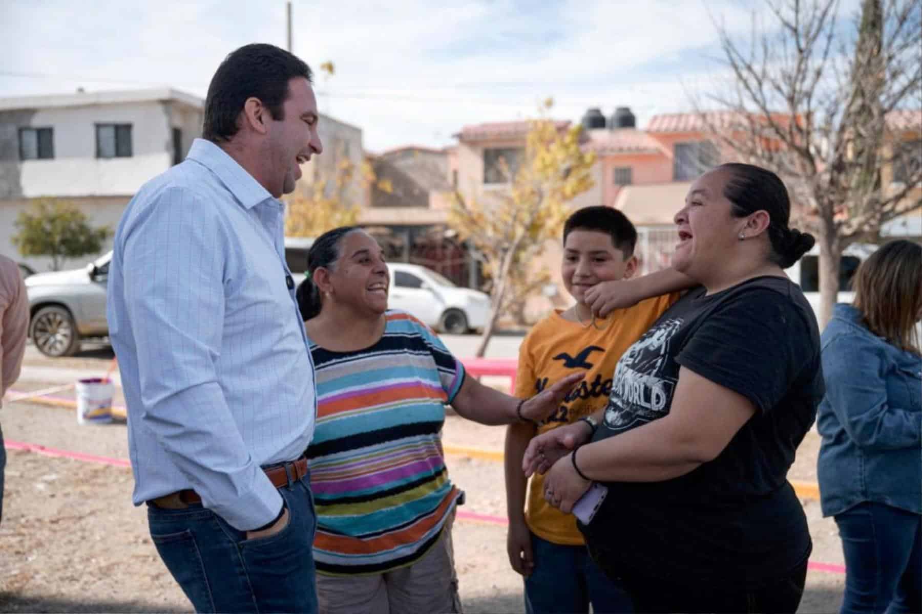 Alcalde Javier D&iacute;az atiende peticiones de vecinos en Santa Cristina