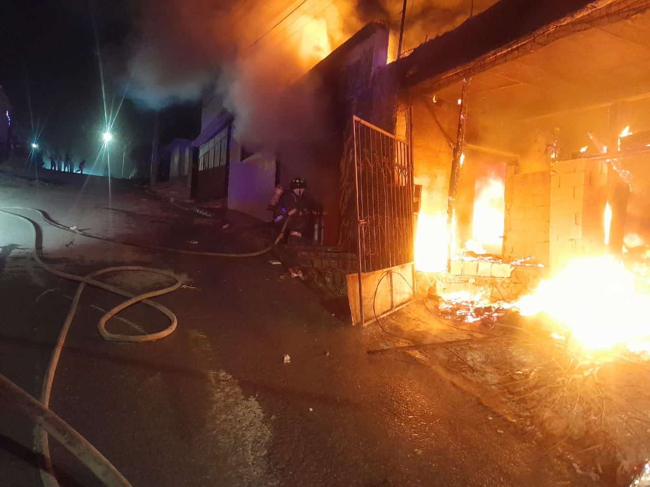 Cuerpos de emergencia controlan incendio en Ca&ntilde;adas del Mirador