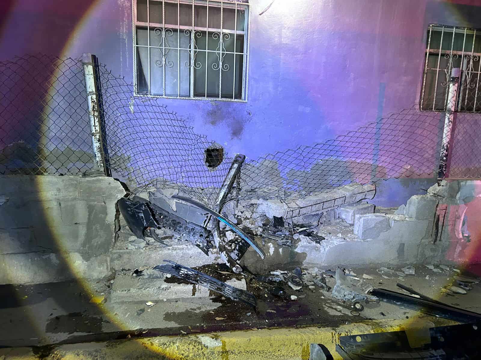 Choque en colonia Ampliaci&oacute;n Las Am&eacute;ricas: veh&iacute;culo da&ntilde;a propiedad