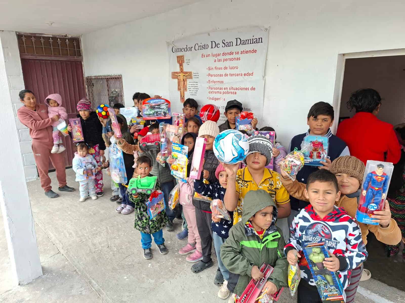 Familias de Monclova reciben juguetes y despensas en D&iacute;a de Reyes